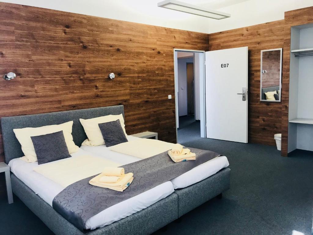ein Schlafzimmer mit einem großen Bett mit zwei Handtüchern darauf in der Unterkunft CREO Munich City in München