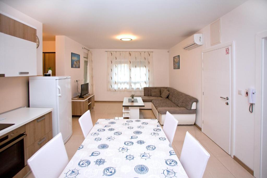Kuchyňa alebo kuchynka v ubytovaní Apartments Maslina II