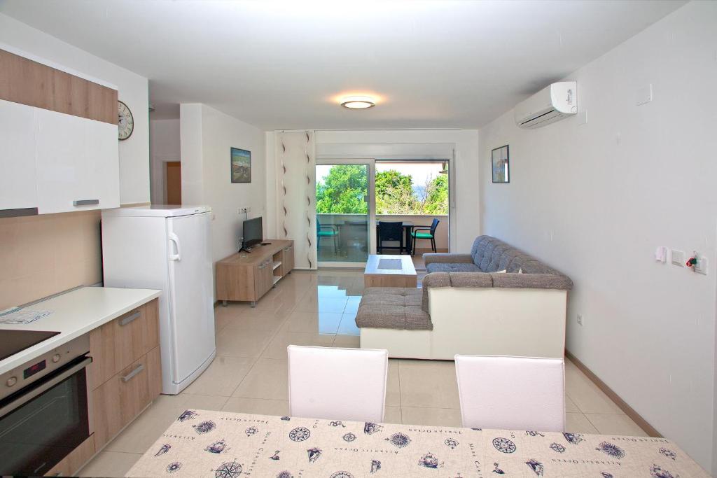 Kuchyňa alebo kuchynka v ubytovaní Apartments Maslina II