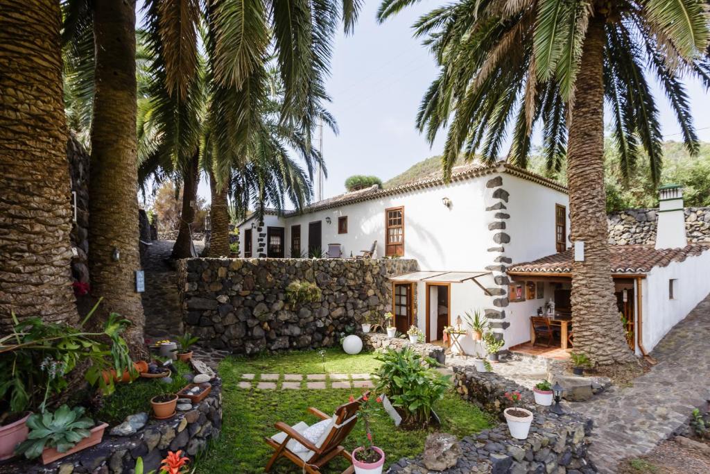 uma vista exterior de uma casa com palmeiras em Etna em Breña Baja