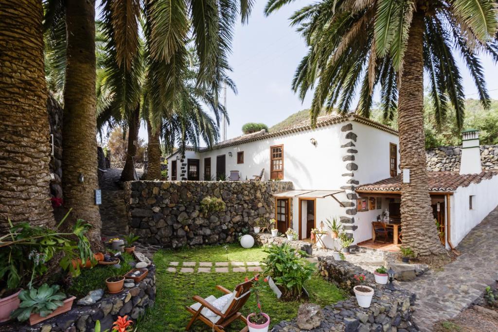 an exterior view of a house with palm trees at Etna in Breña Baja