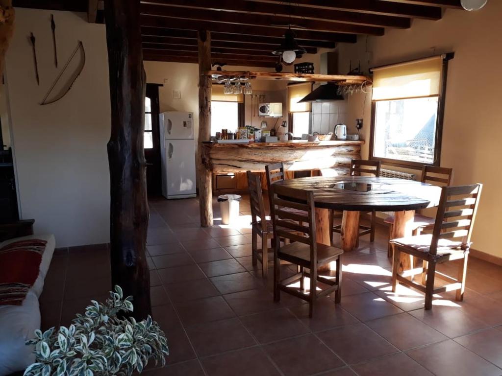 cocina y comedor con mesa y sillas en Morena en El Chaltén