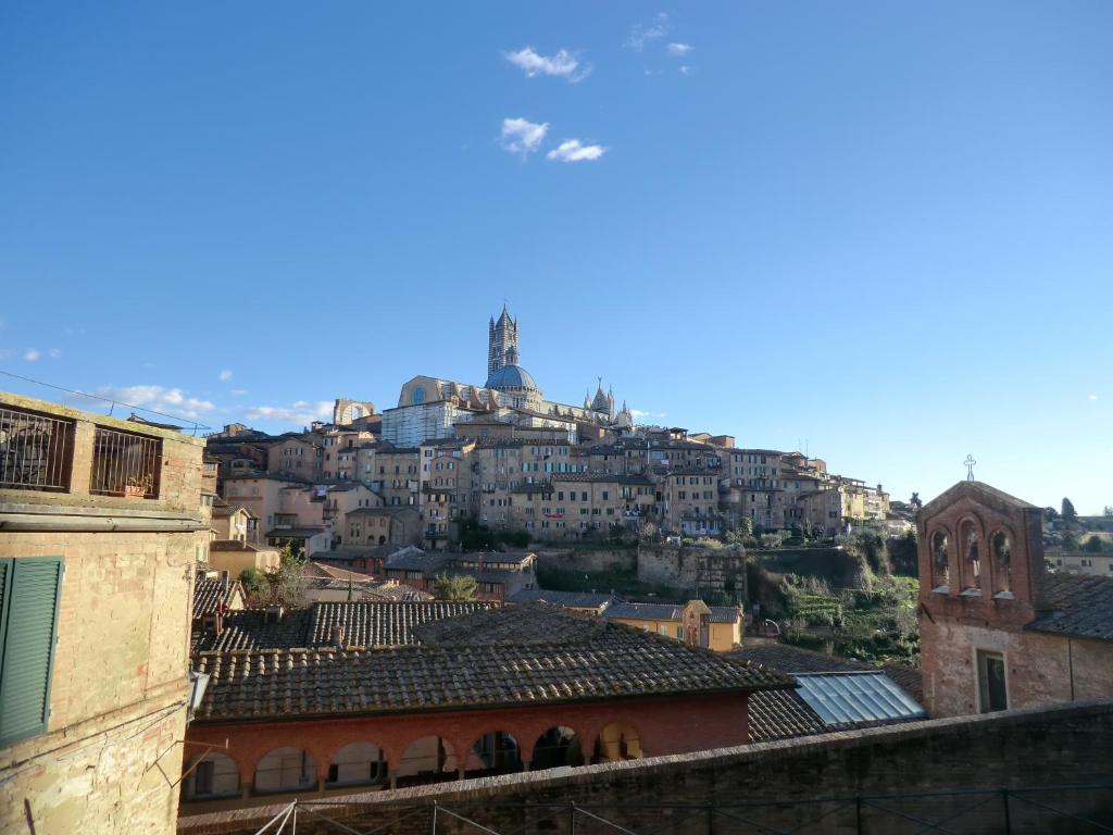 a view of a city with buildings on a hill at Casa Iolanda in Siena