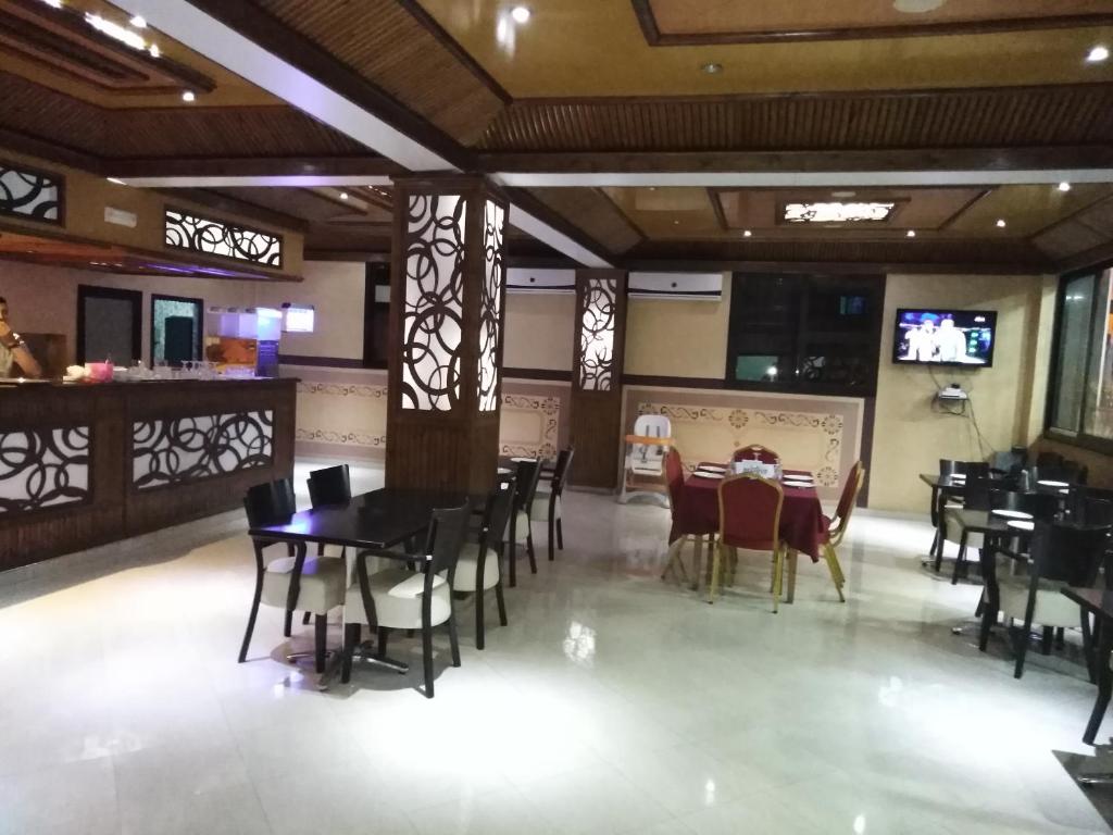 Una televisión o centro de entretenimiento en Hôtel Sable d'Or
