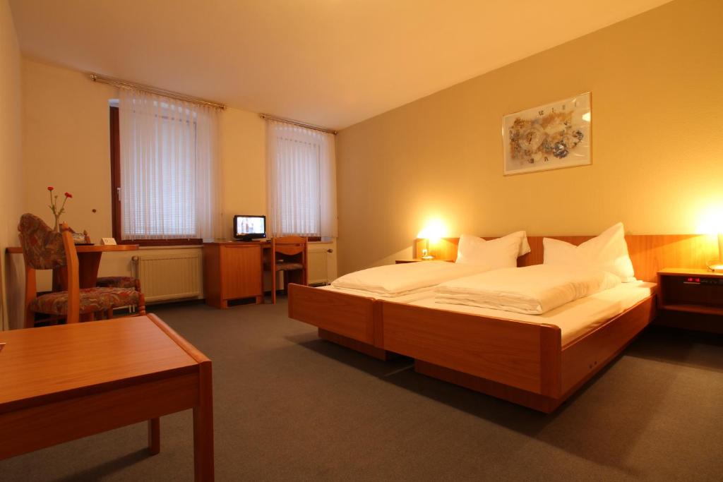 Ein Bett oder Betten in einem Zimmer der Unterkunft Hotel Weisse Taube