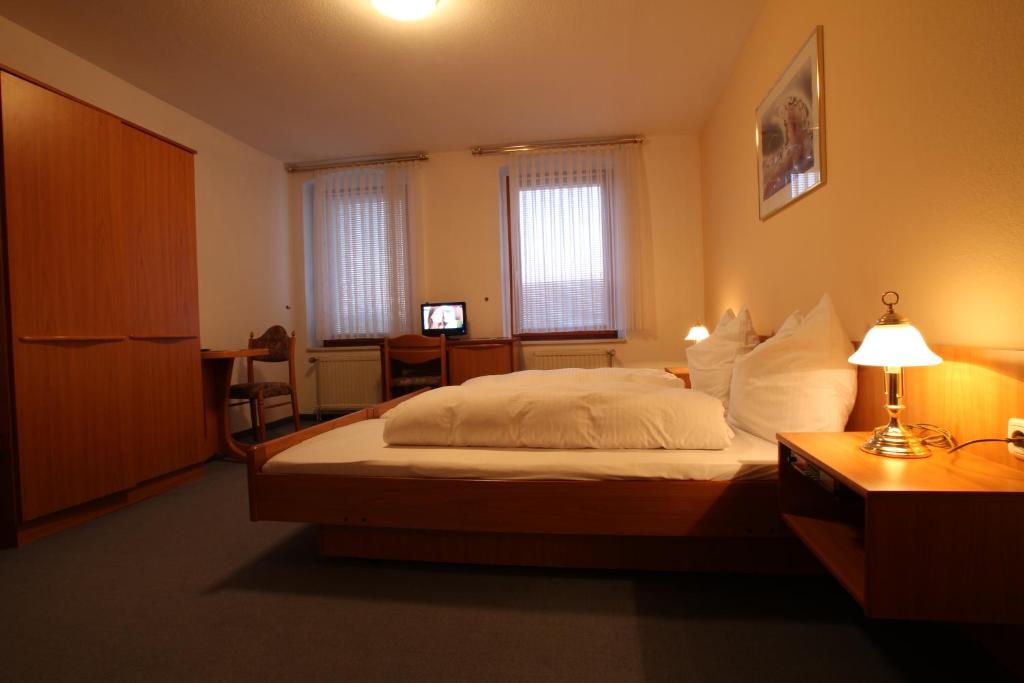 Postel nebo postele na pokoji v ubytování Hotel Weisse Taube
