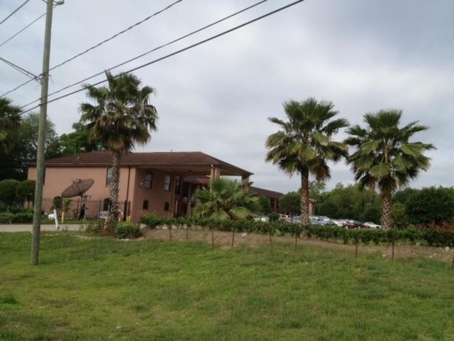 una casa con palmeras frente a un patio en Tweetys 9 Diamond Inn, en Houston