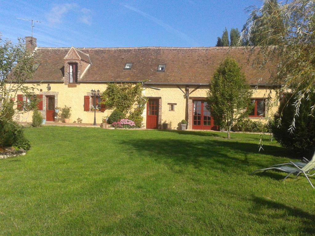 a large house with a large lawn in front of it at La Glatine - Chambres d'hôtes in Frétigny