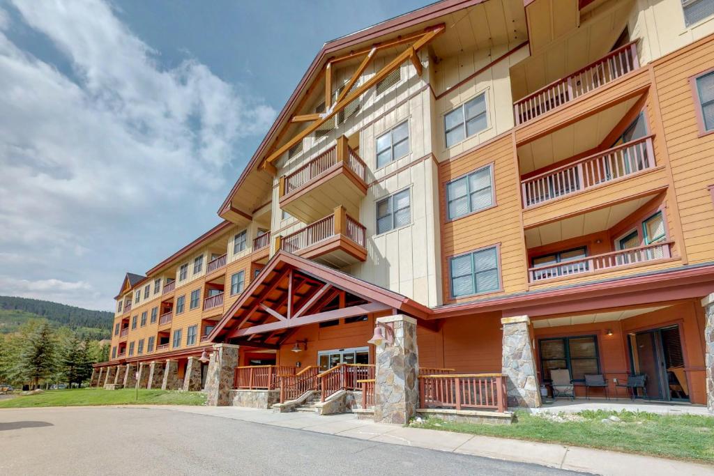 un gran edificio de apartamentos con una carretera delante de él en Copper Springs en Copper Mountain