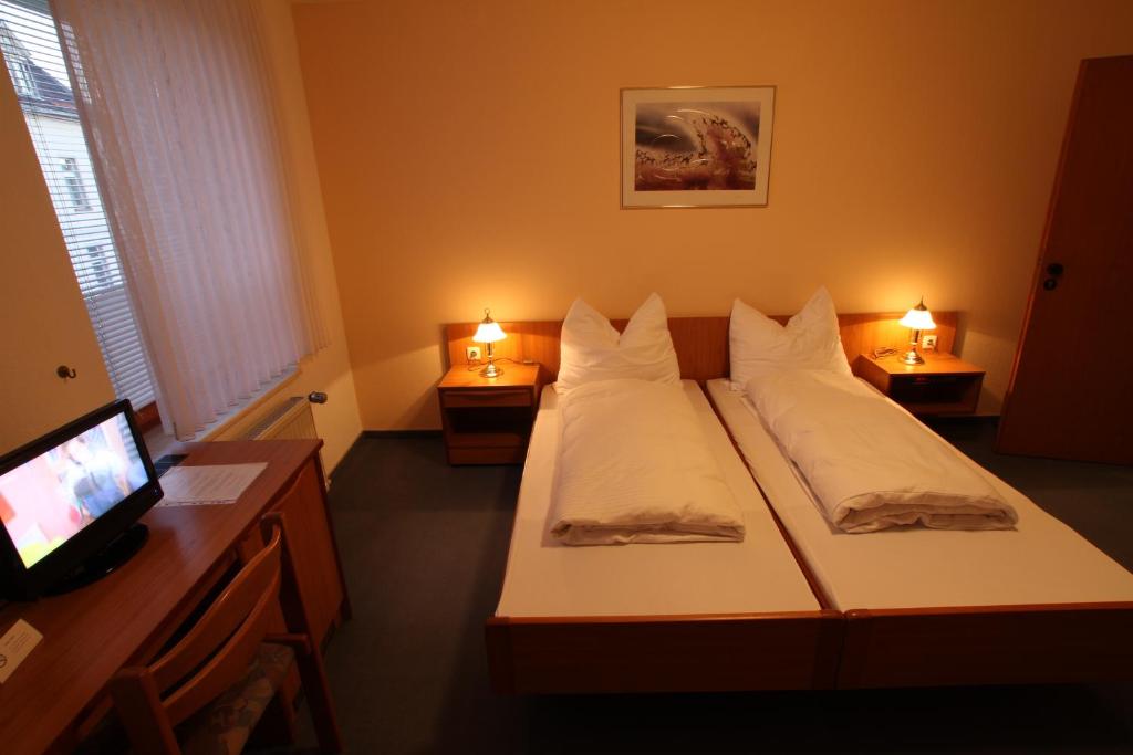 Postel nebo postele na pokoji v ubytování Hotel Weisse Taube