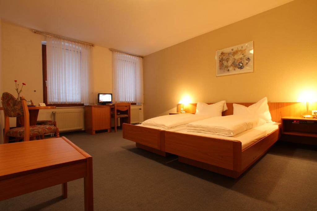 Postel nebo postele na pokoji v ubytování Hotel Weisse Taube
