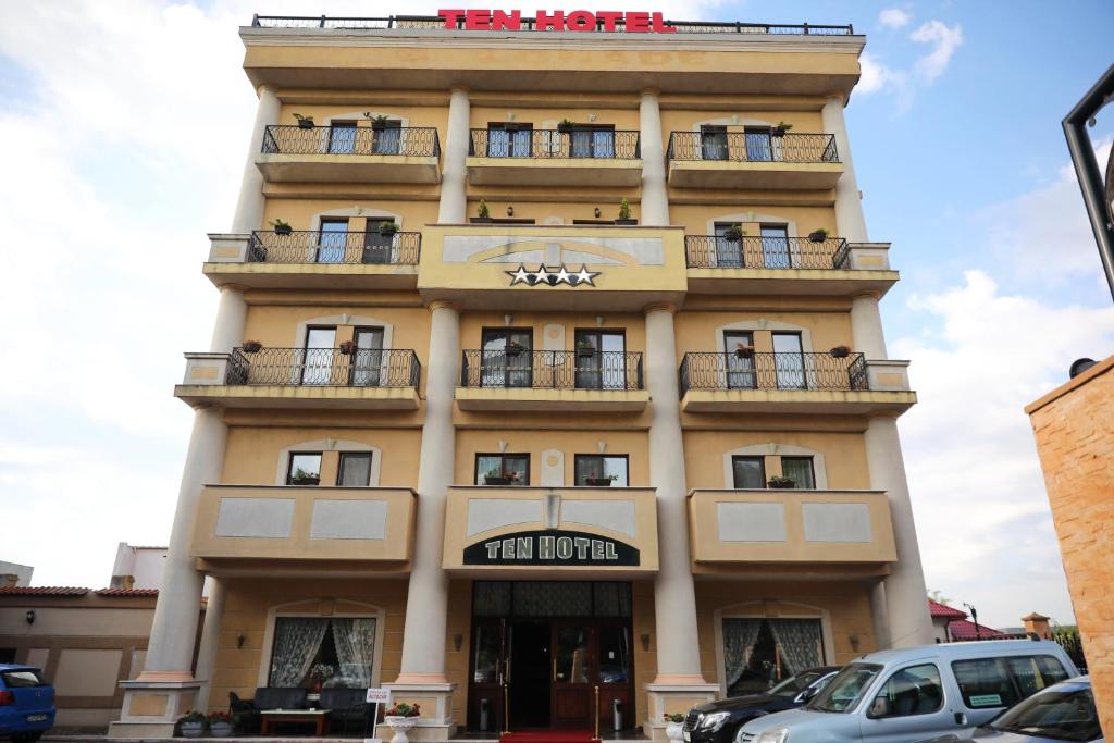 un edificio alto con balcones y una señal en él en Hotel Ten Constanta en Constanza