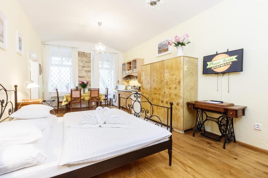 Prague Siesta Apartments - Two-Bedroom Queen Apartment