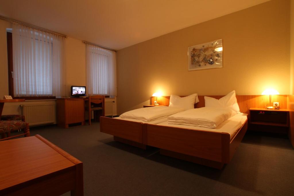 Postel nebo postele na pokoji v ubytování Hotel Weisse Taube