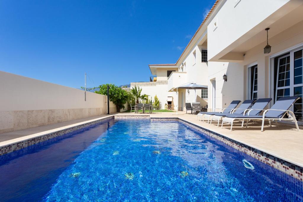 El RosarioにあるTabaiba Luxus Chalet with heatable poolの家の前のスイミングプール