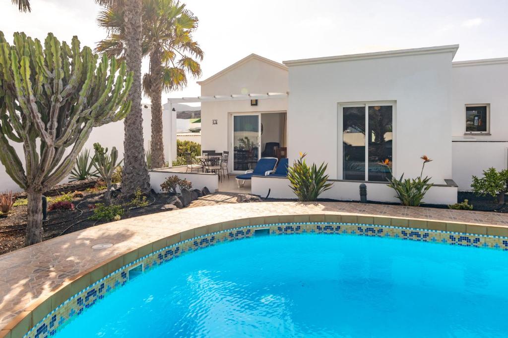 Bazén v ubytování Charco del Palo Bungalows nebo v jeho okolí