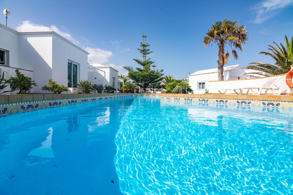 Bazén v ubytování Charco del Palo Bungalows nebo v jeho okolí