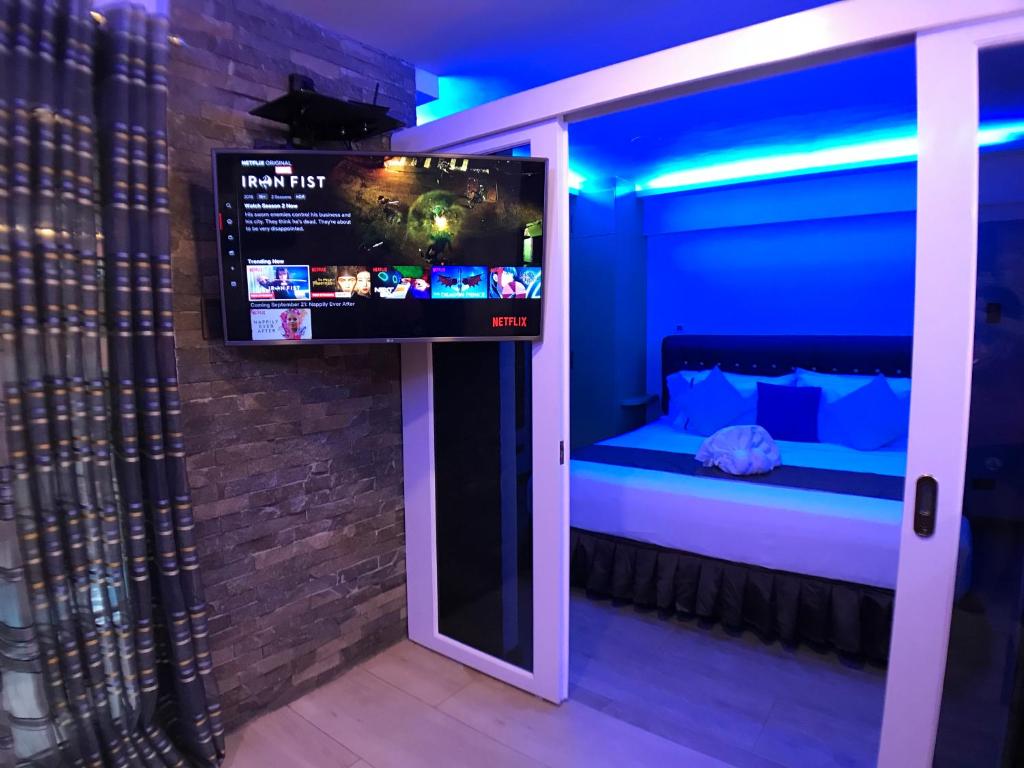 CLOCKWORKORANGE Luxury Suites - Deluxe One-Skroom Suite