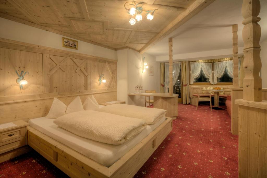 Postel nebo postele na pokoji v ubytování Hotel Ciasa Ai Pini