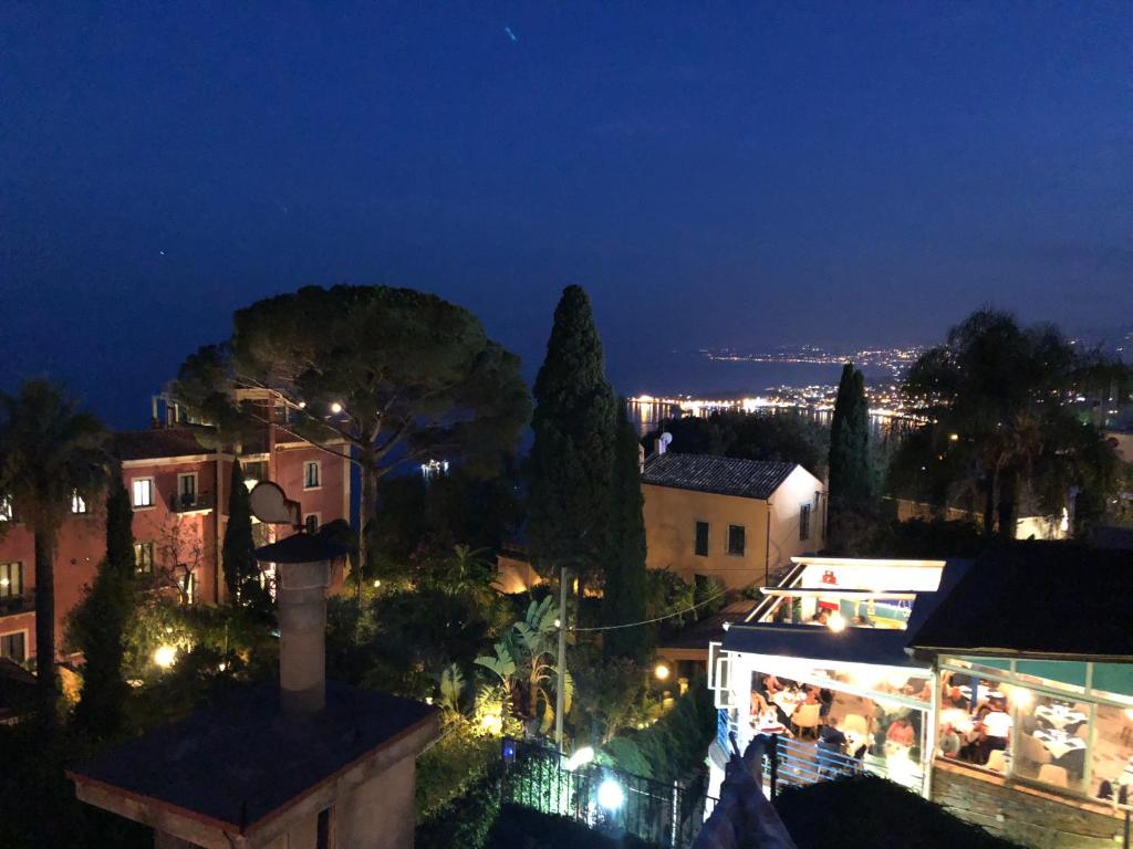 タオルミーナにあるCasa Taorminaの夜の街の景色