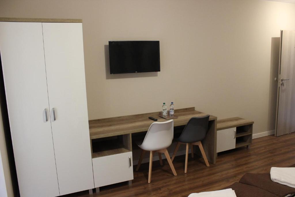 TV a/nebo společenská místnost v ubytování Hotel Pod Strzechą