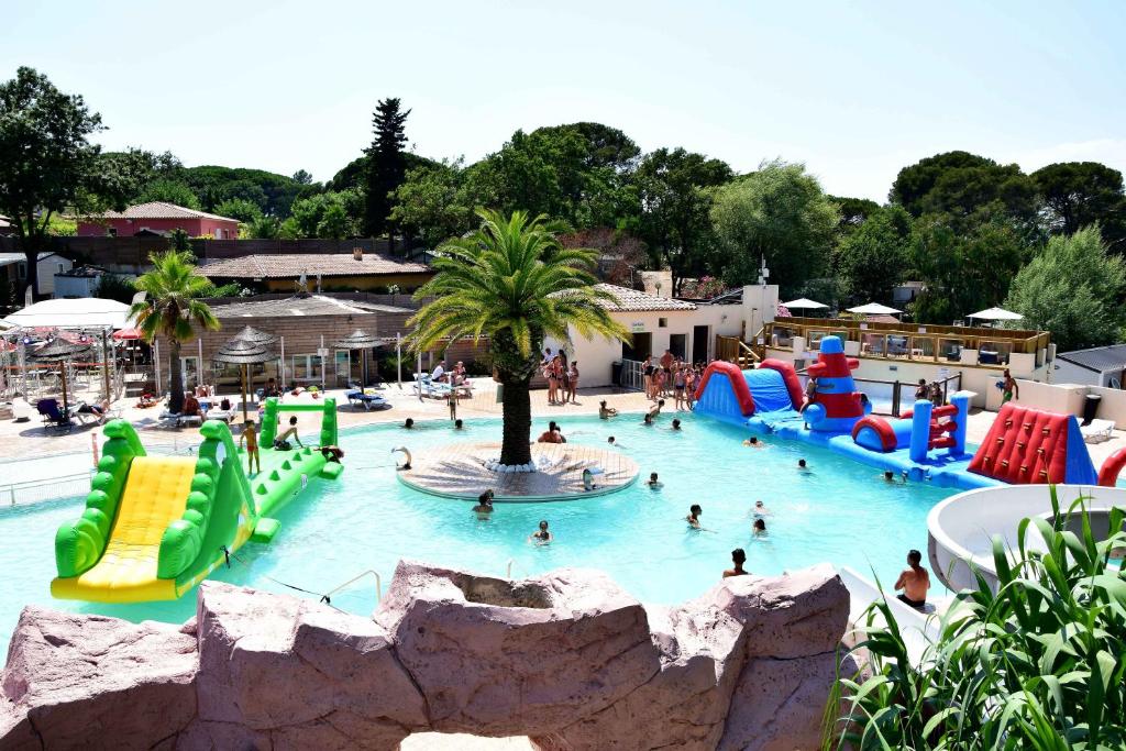 un gran parque acuático con gente jugando en él en Camping Site de Gorge Vent, en Fréjus