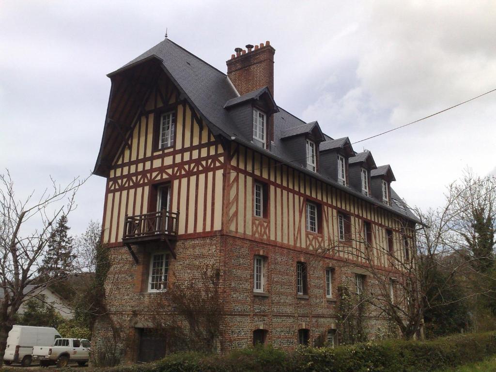 une ancienne maison avec un toit en gambrel dans l'établissement Moulin du Hamelet, à Saint-Aubin-sur-Scie