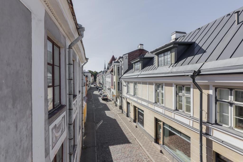 Modern Old Town apartment with sunny balcony