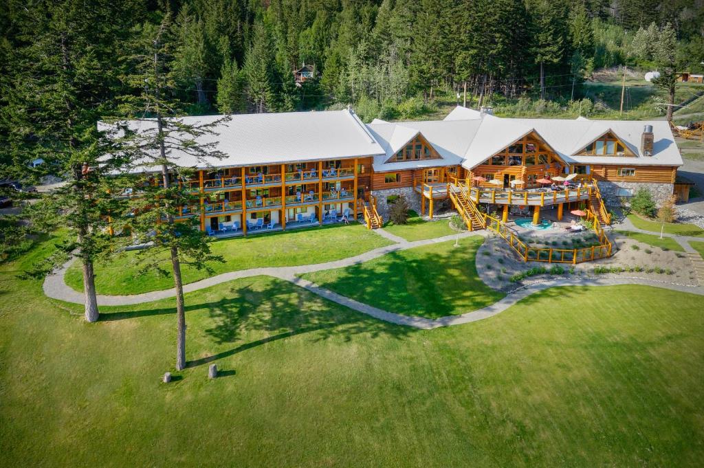 una vista aérea de un complejo con un gran edificio en Tyax Lodge & Heliskiing, en Gold Bridge