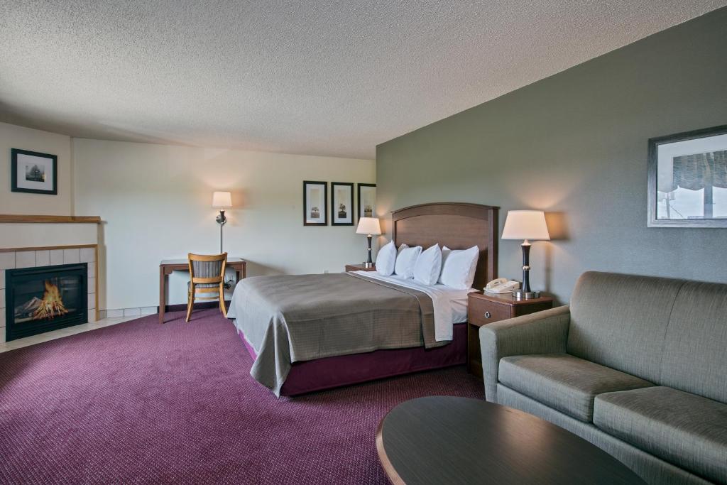 Postel nebo postele na pokoji v ubytování AmericInn by Wyndham Iowa Falls