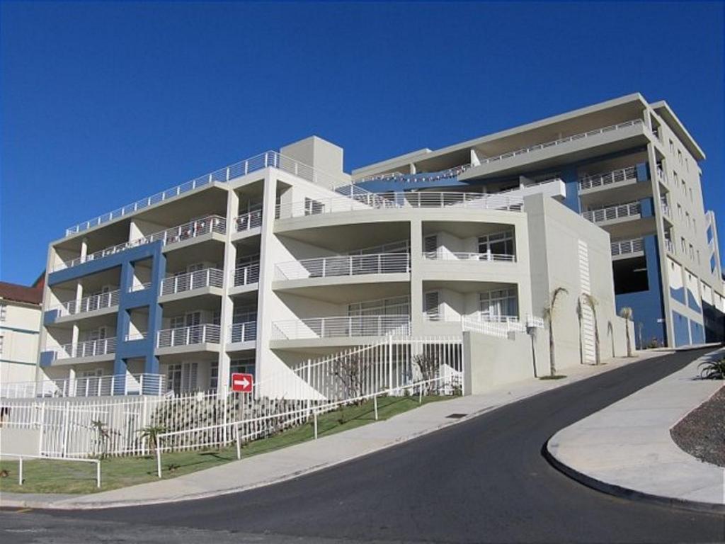 um grande edifício de apartamentos branco em frente a uma rua em La Mer A em Margate