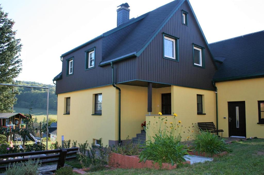 a yellow and black house with a black roof at Zum-Seiffener-Sprengmeister in Kurort Seiffen