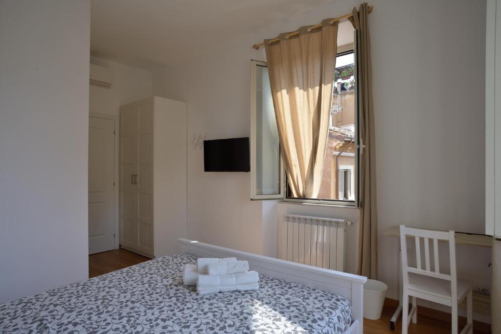 um quarto branco com uma cama e uma janela em Livia B&B - Trastevere em Roma