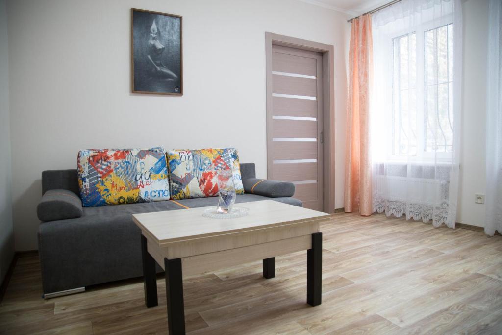 uma sala de estar com um sofá e uma mesa de centro em Odessa Heart em Odessa