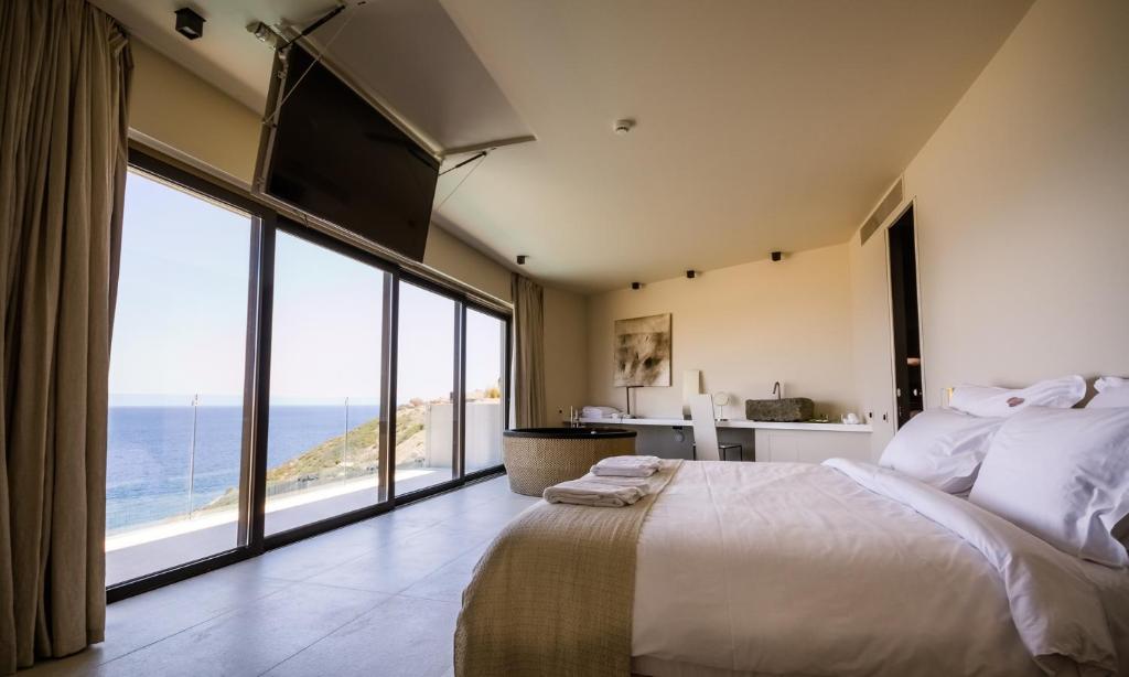 Postel nebo postele na pokoji v ubytování Milos Cove
