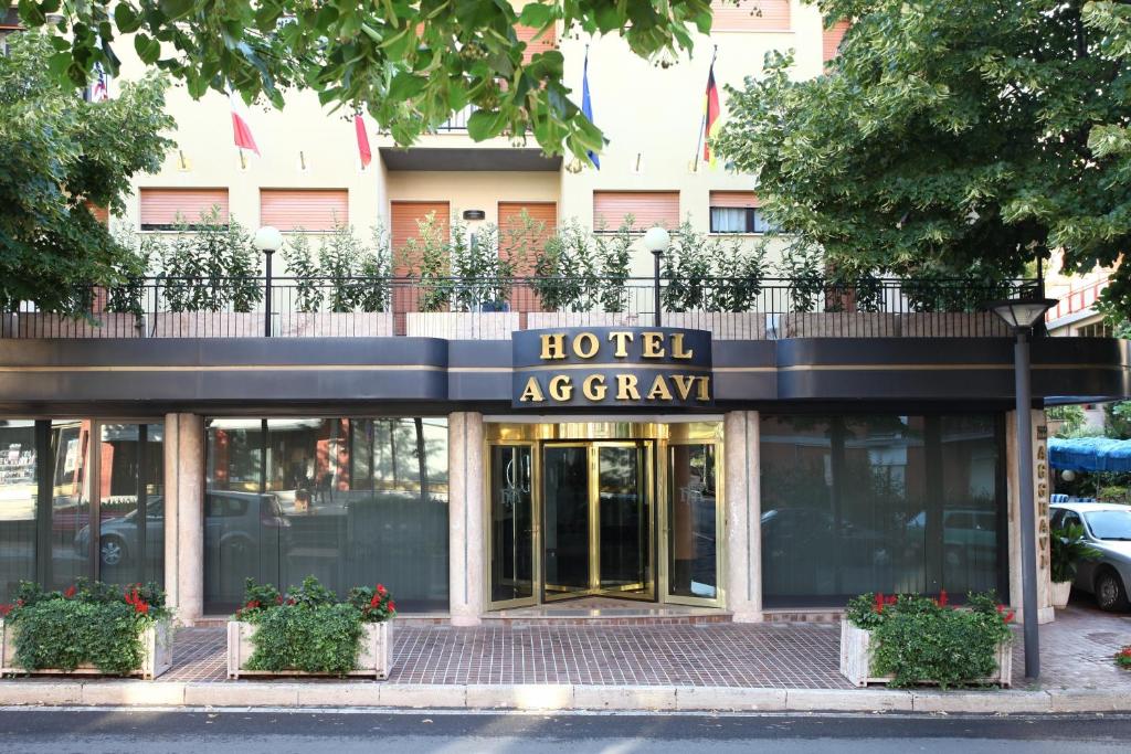 un hotel con acceso a un edificio con flores delante en Hotel Aggravi, en Chianciano Terme