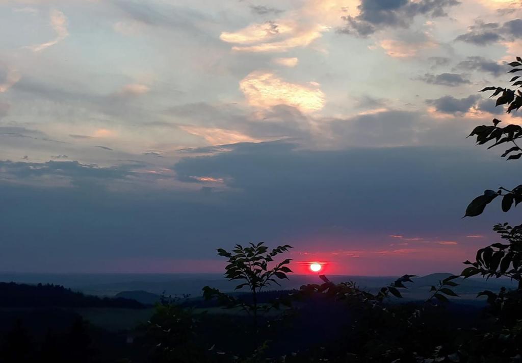 Východ nebo západ slunce při pohledu z hotelu nebo okolí