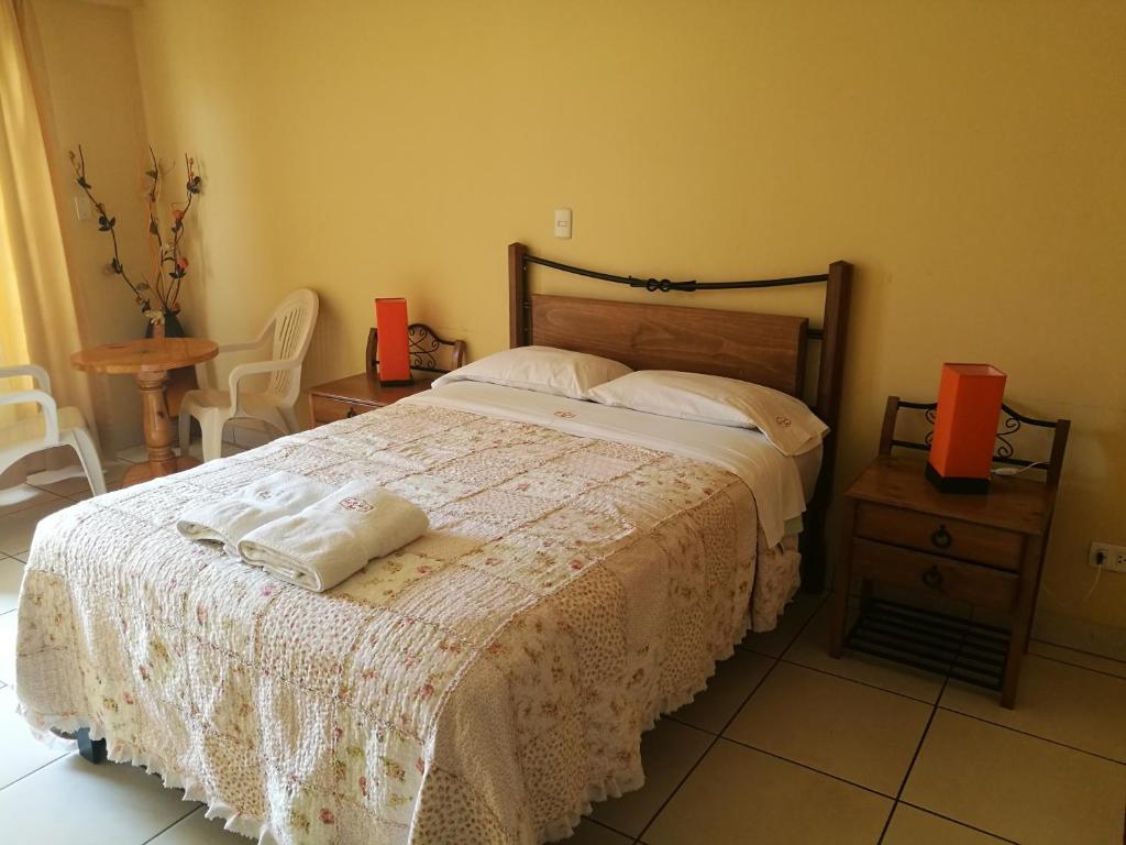 Postel nebo postele na pokoji v ubytování Las Cumbres INN