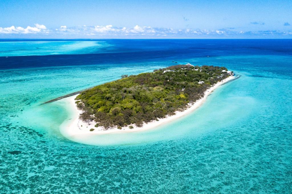 an island in the middle of the ocean at Heron Island in Heron Island