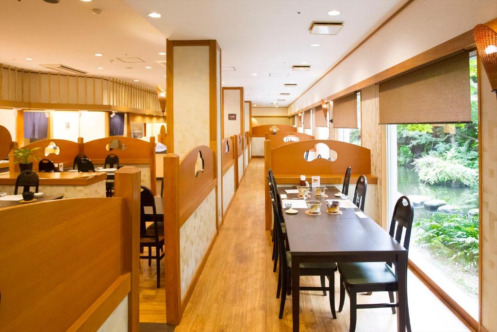 Un restaurante u otro lugar para comer en Ito Kowakien