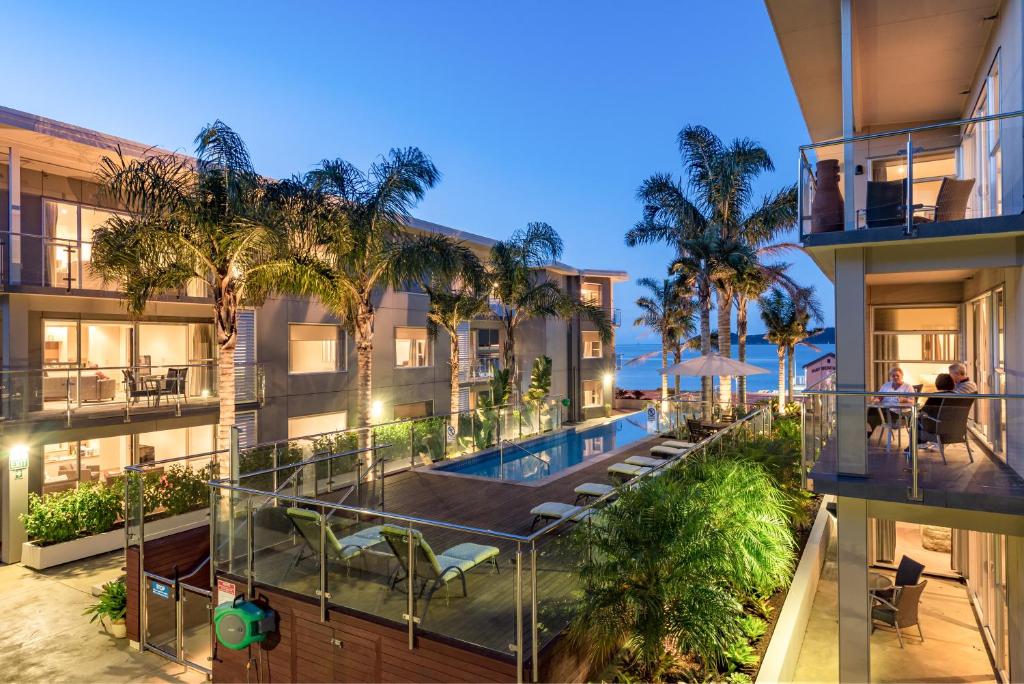 Bazén v ubytování Edgewater Palms Apartments nebo v jeho okolí