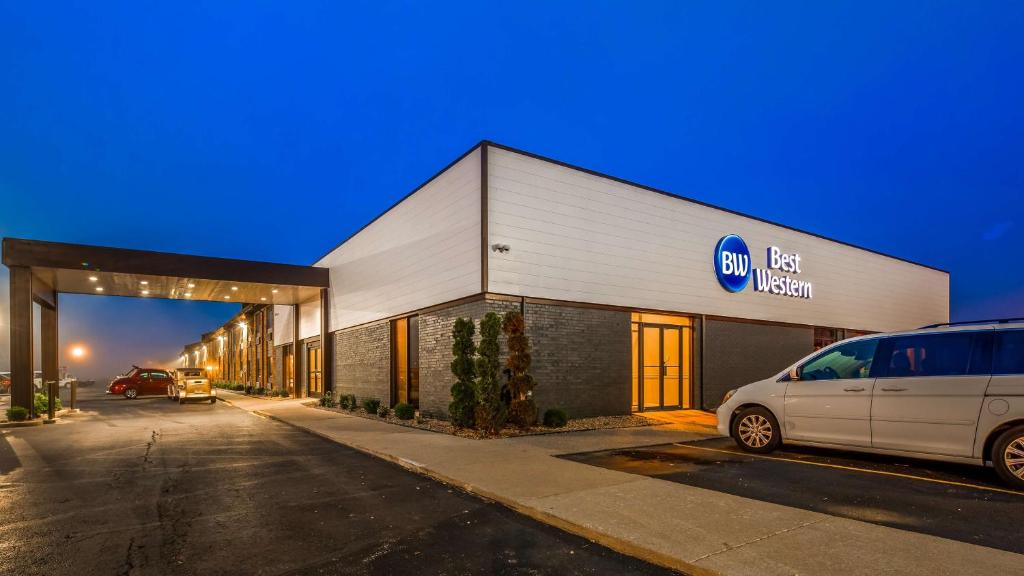 Una camioneta blanca estacionada frente a un edificio en Best Western Shepherdsville, en Shepherdsville