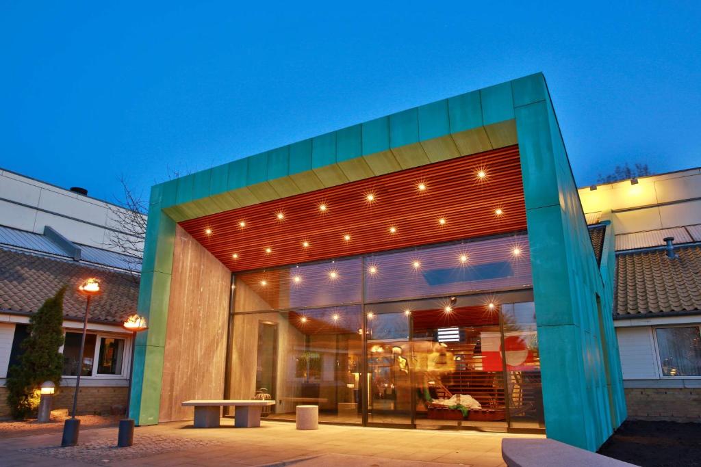 un bâtiment avec des lumières sur son côté dans l'établissement Best Western Plus Hotel Fredericia, à Fredericia
