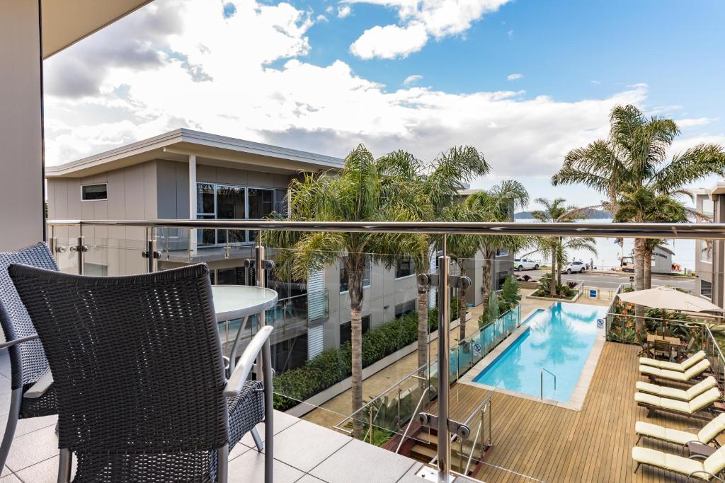 Bazén v ubytování Edgewater Palms Apartments nebo v jeho okolí