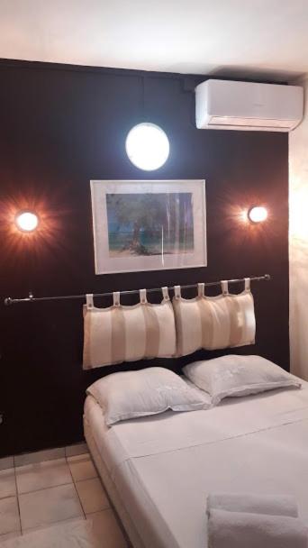 Ένα ή περισσότερα κρεβάτια σε δωμάτιο στο Hôtel Du Centre