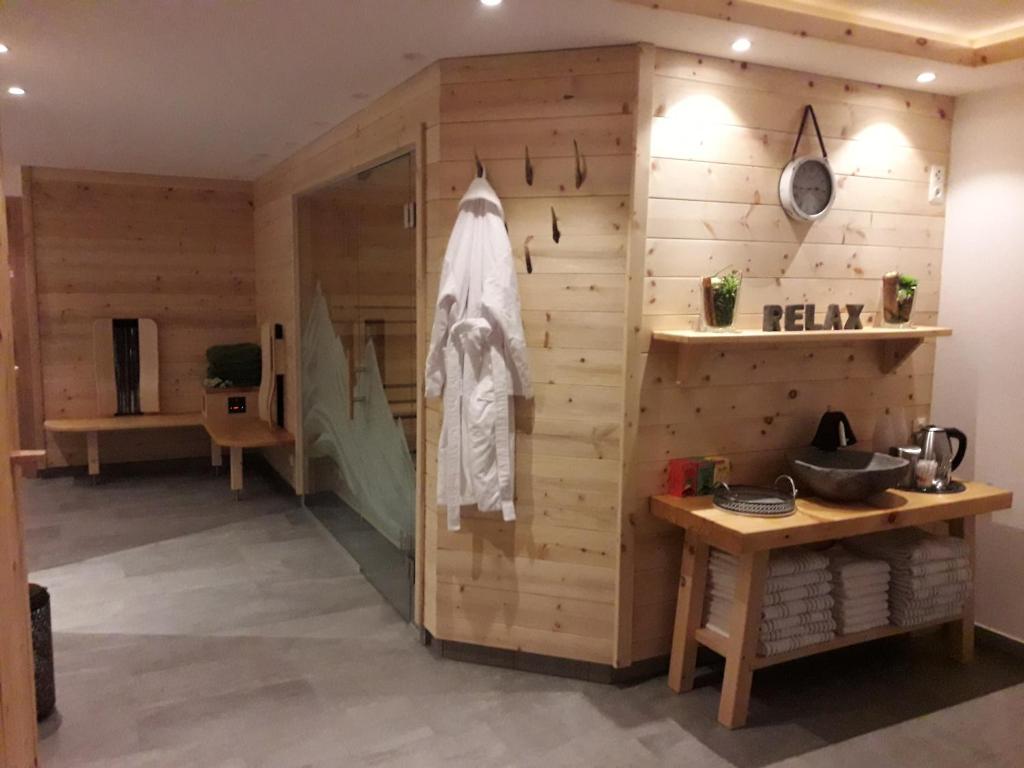 Cette chambre est dotée d'un mur en bois avec une serviette. dans l'établissement Appartement Catrin mit Wellnessbereich und Aroma-Anwendungen, à Ried im Zillertal