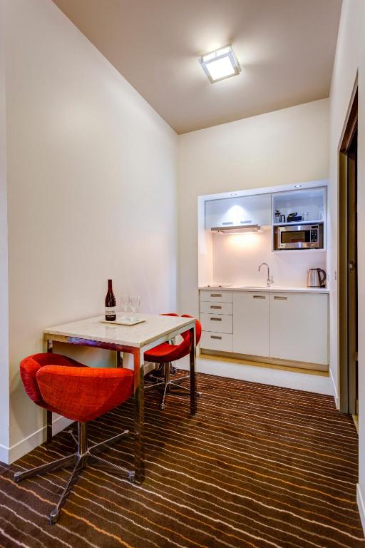Kuchyň nebo kuchyňský kout v ubytování Mantra Charles Hotel