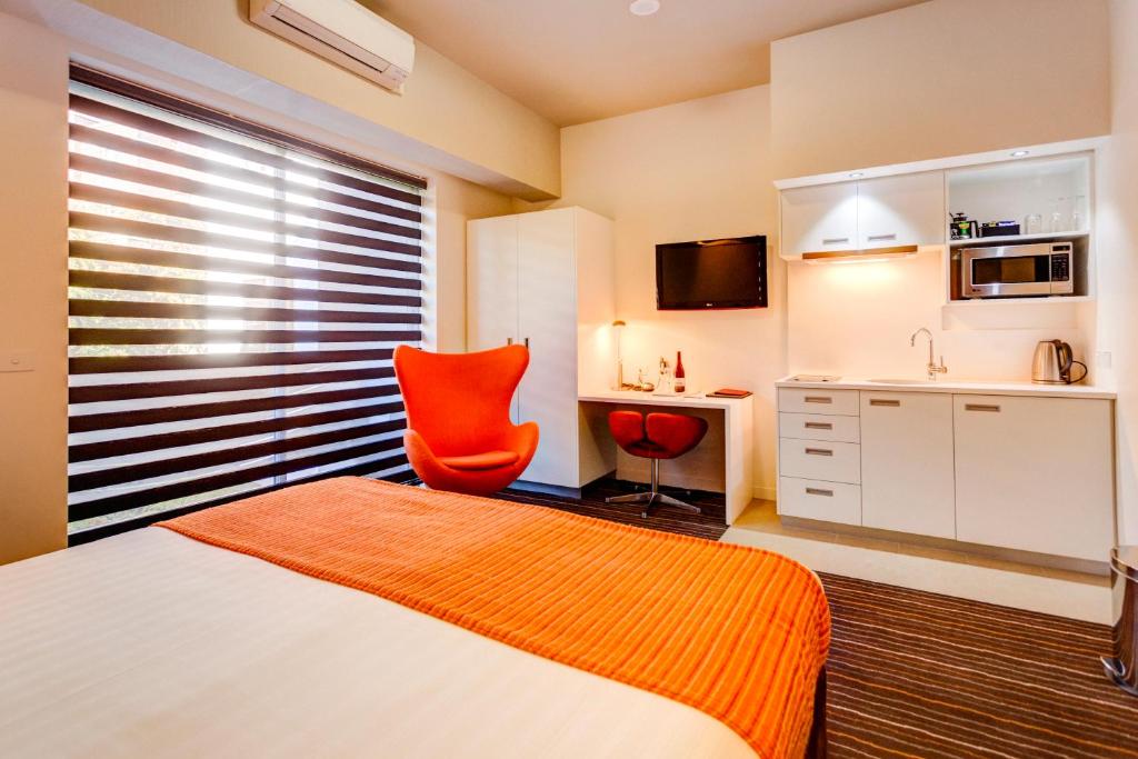Postel nebo postele na pokoji v ubytování Mantra Charles Hotel