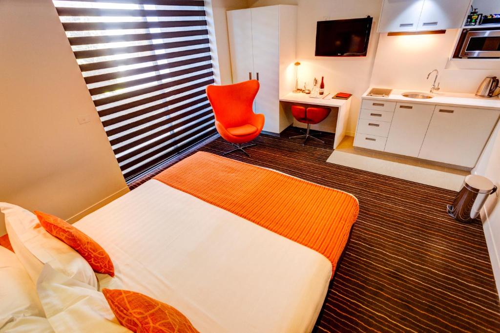 Postel nebo postele na pokoji v ubytování Mantra Charles Hotel