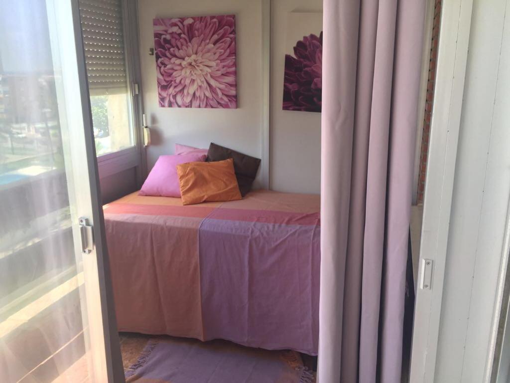 Posteľ alebo postele v izbe v ubytovaní Apartamento frente al mar (Avda costa Blanca)